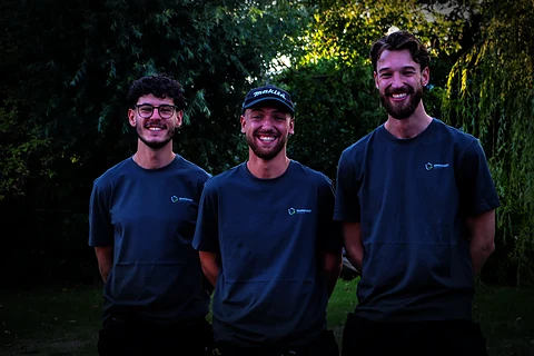 Levi, Alex en Noah van Warmvast samen buiten, in hun werkshirts