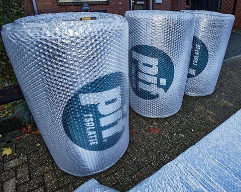 Rollen Pif-isolatie op de oprit, vóór de verwerking